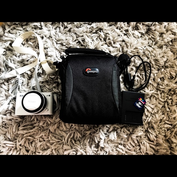 Nikon 1 Camera - Like New ! - Picture 2 of 3